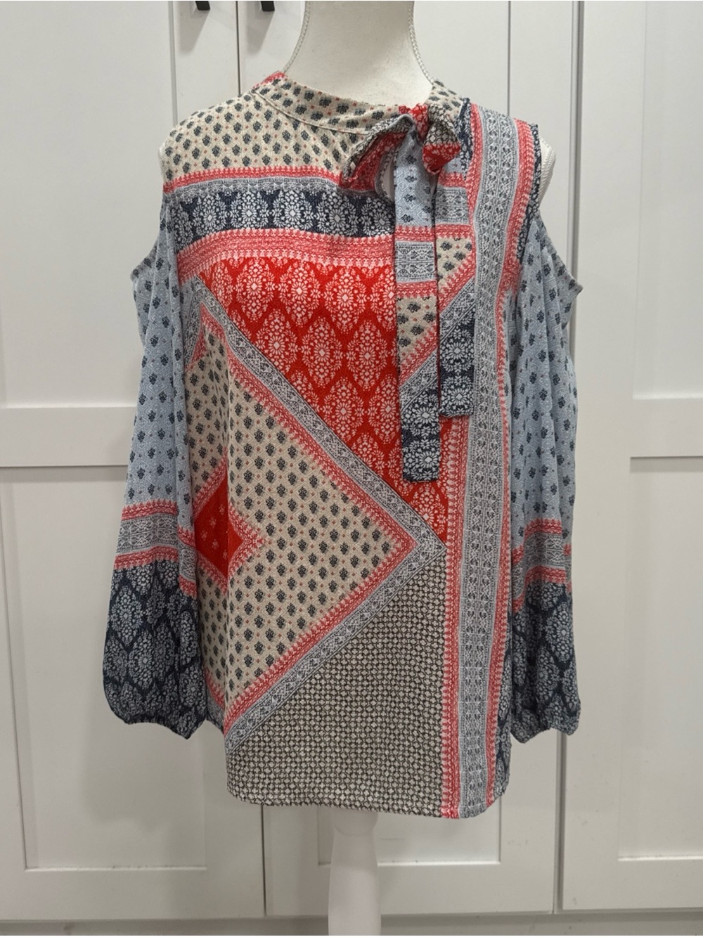 Chicos Boho Cold-Shoulder Tie-Neck Top in Red & Blue size small/4 Chicos 0